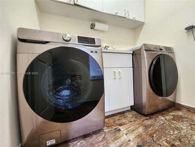 Building Photo - 21028 NE 34th Ct