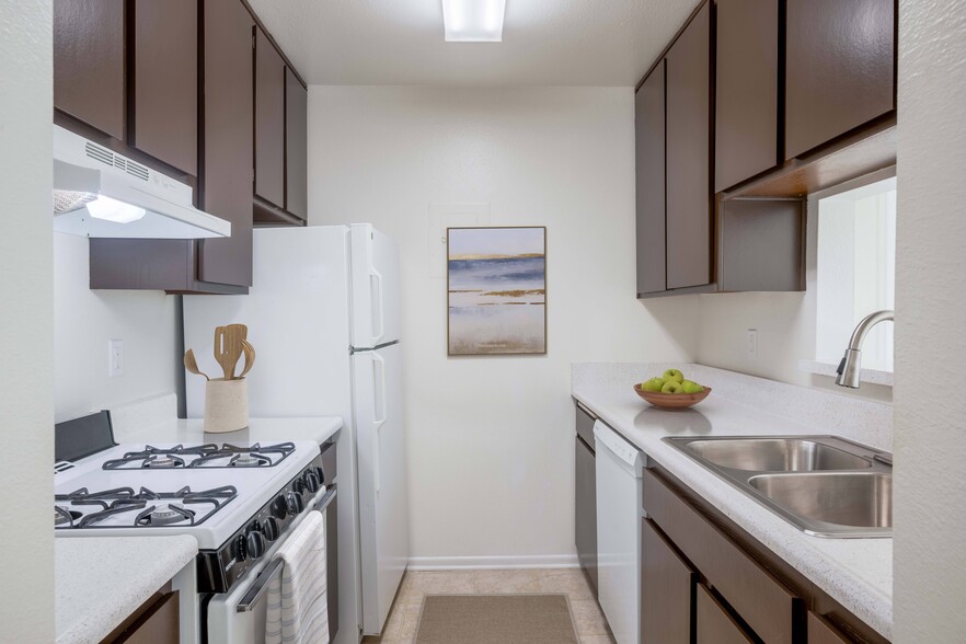 Primary Photo - Oceanwood Apartments