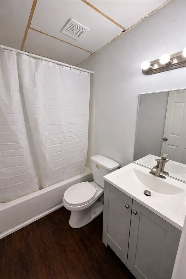 Building Photo - Renovated 1-Bedroom Apartment | Available Now | Housing Vouchers Accepted