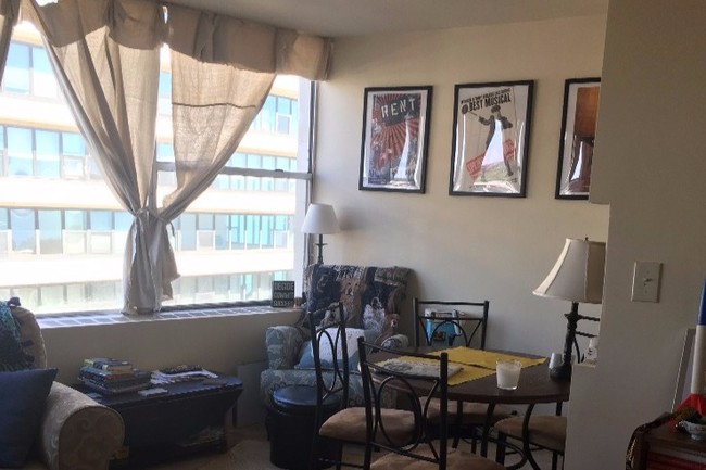 Furnished living space - 5757 N Sheridan Rd