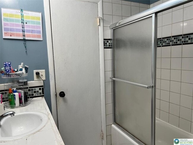 Building Photo - 822 E 8th St