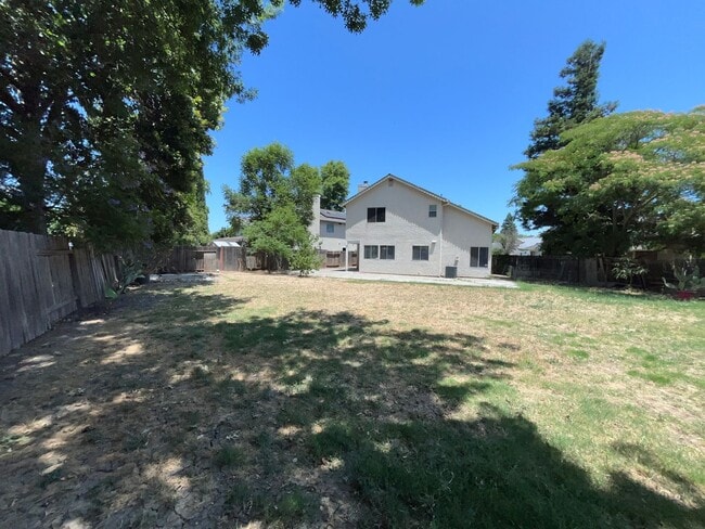 Building Photo - Two Story, 4BR/2.5BA, Very Large Backyard ...