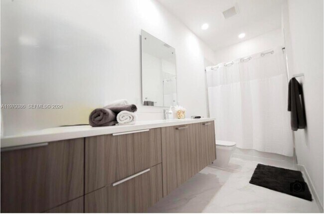 Building Photo - 1045 NE 18th Ave