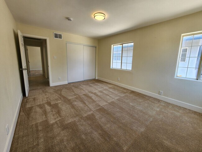 Building Photo - Charming 3 Bedroom / 2 Bathroom Home with ...