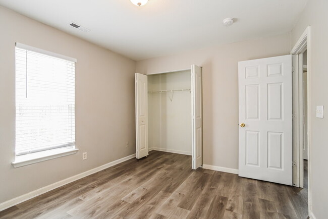 Building Photo - 920 Almora Dr