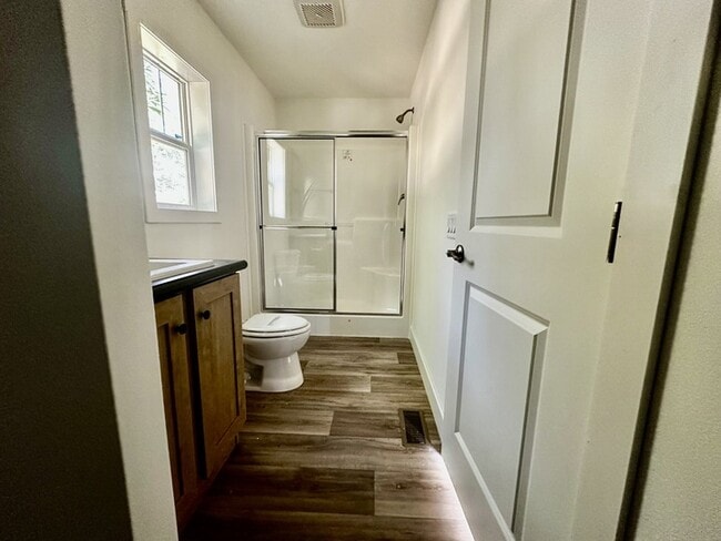 Building Photo - 16 Rainier St N