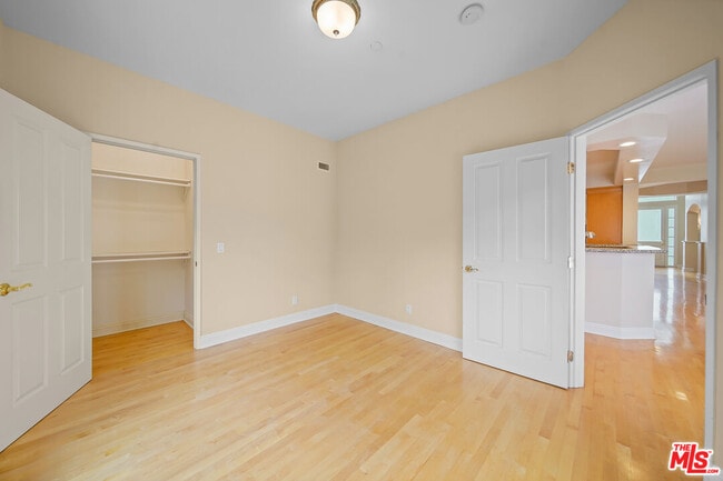 Building Photo - 248 S Swall Dr