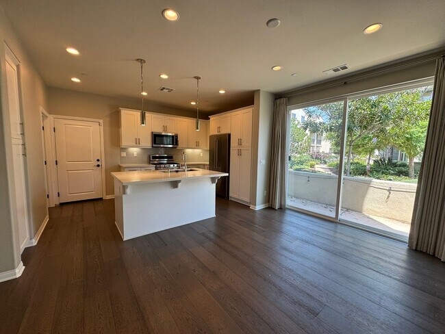 Building Photo - Charming 3-bedroom 2.5 bath nestled inside...