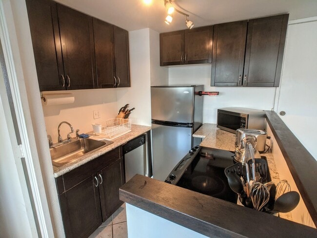 Building Photo - Fully Furnished 1-Bed 1-Bath Mountain Views @ Island Colony