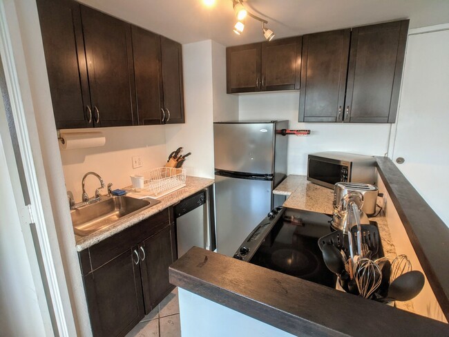 Building Photo - Fully Furnished 1-Bed 1-Bath No parking  @...