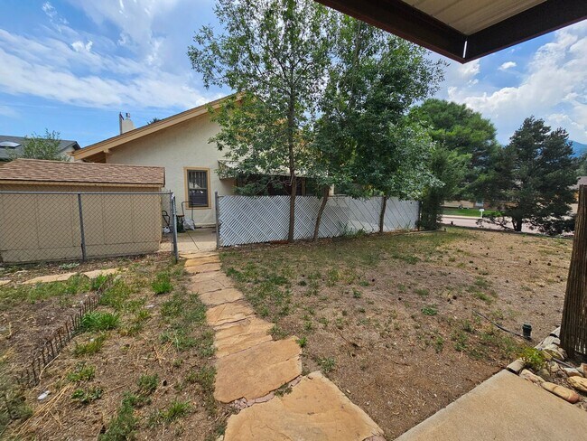 Building Photo - 3 Bed 1 Bath Charming Westside Retreat!!