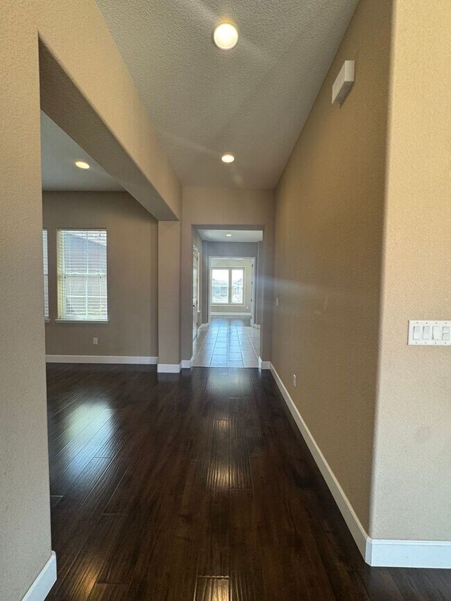 Building Photo - Beautiful Shadow Ridge Home in Spanish Spr...