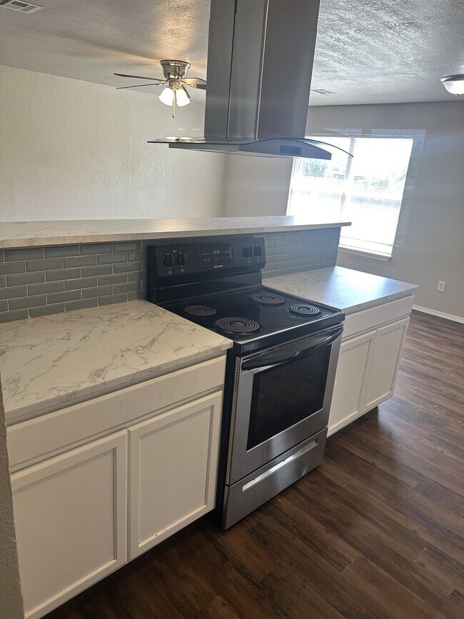 Building Photo - 632 Ramblin Oaks Dr