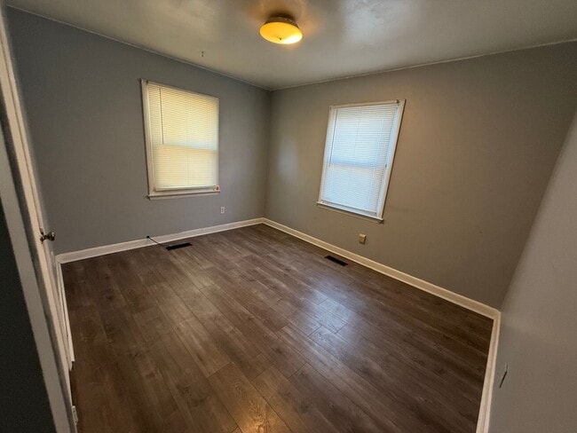Building Photo - 1605 Dartmore Dr N