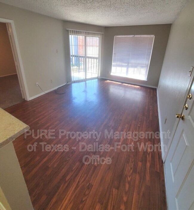 Building Photo - 18333 Roehampton Dr