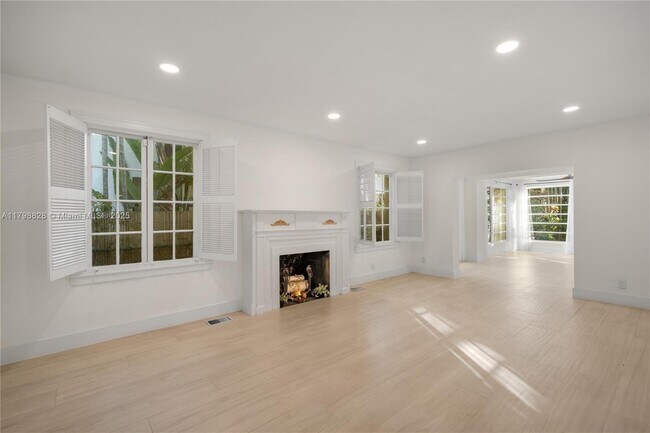Building Photo - 936 Sorolla Ave