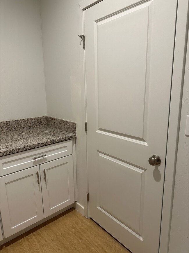 Building Photo - 8900 Brown Hills Dr