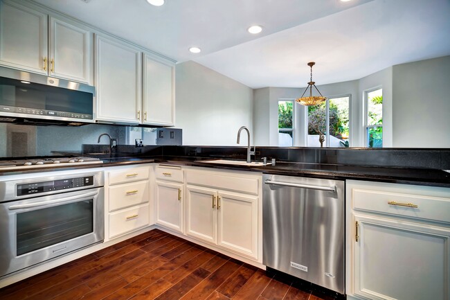 Building Photo - 6463 Zuma View Pl