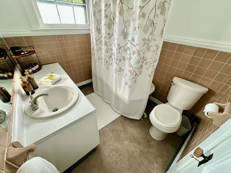 Building Photo - 608 Ackerman Ave