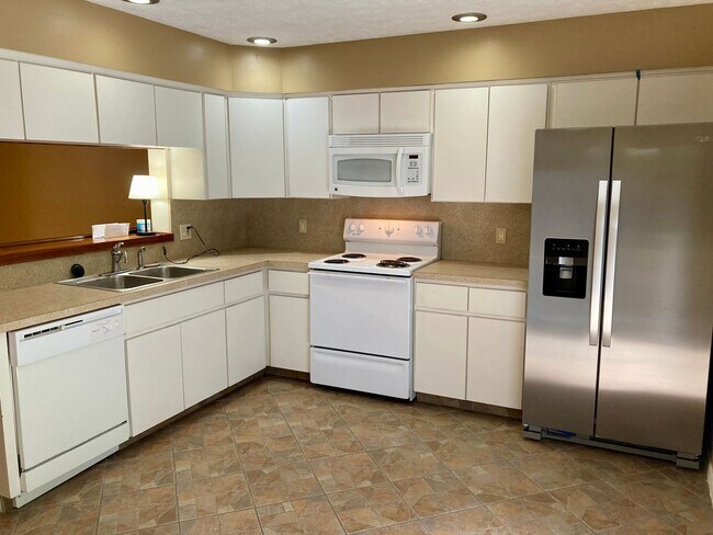 Building Photo - Two story condo with community pool!