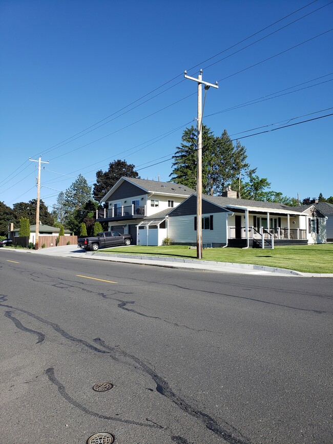 Building Photo - 3707 S Skyview Dr