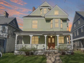 Building Photo - 2204 Grand Ave S