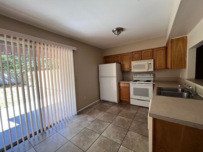 Building Photo - 2/2 In East Orlando