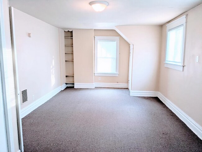 Building Photo - 2208 Highland Ave
