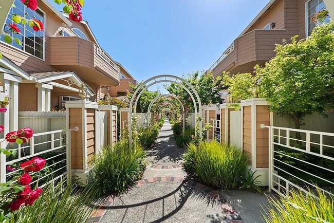 Building Photo - Charming 3BR|2.5BA Palo Alto Townhome – Pr...