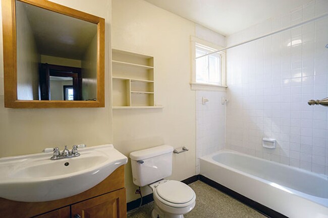 Building Photo - AVAILABLE 6/1/25 - Two Story House With Ha...