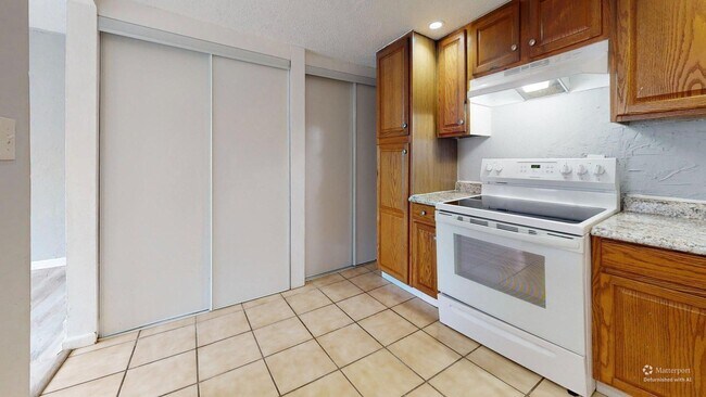 Building Photo - Elyria - updated 2 bedroom/1 bath townhouse.