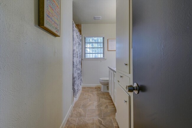 Building Photo - 5611 Milart St