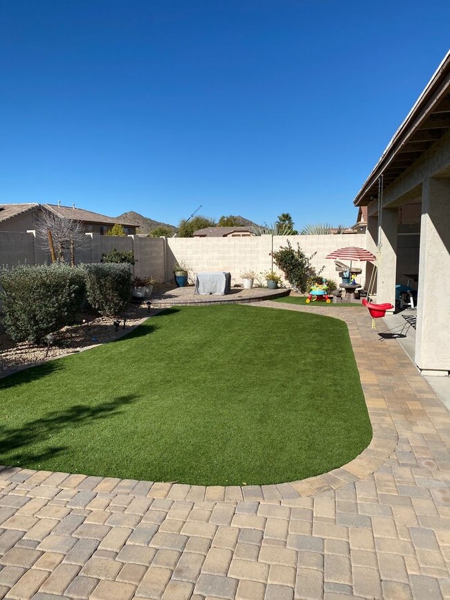 Building Photo - Upgraded and Spacious 5 Bed/3 Bath in Nort...