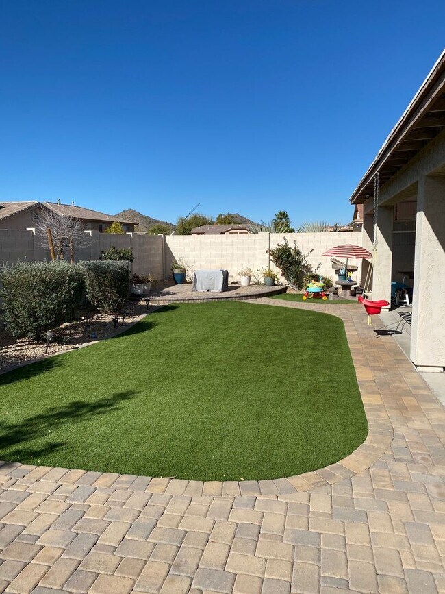 Building Photo - Upgraded and Spacious 5 Bed/3 Bath in Northwest Phoenix