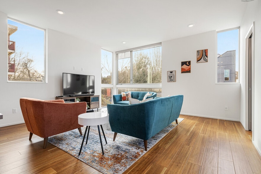 Building Photo - 2214 E Terrace St