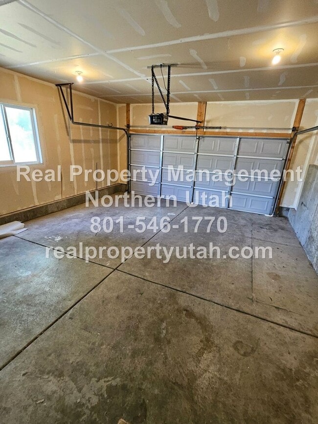 Building Photo - 4 Bedroom 3 Bath Ogden Home Available