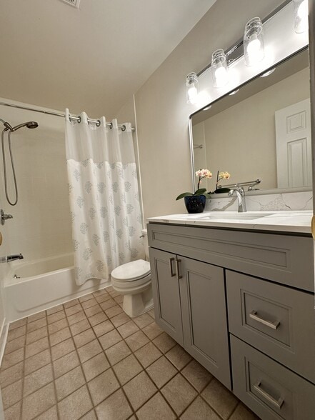 Full Bathroom - 36 Heather Ct