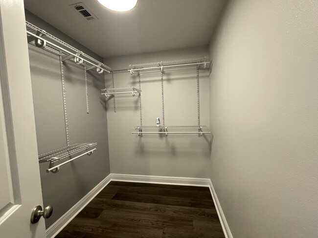 Building Photo - 1000 Dunbar Ave