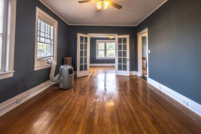 Building Photo - Historic Apartment near downtown with a vi...