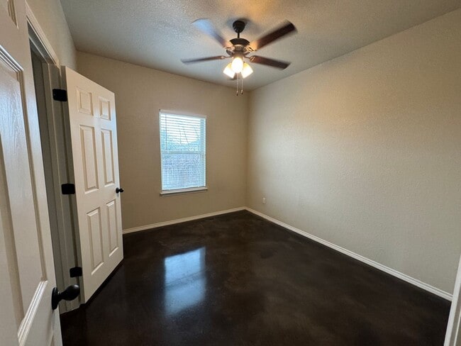 Building Photo - Beautiful 3x2 Duplex in New Braunfels, TX!