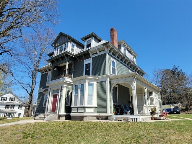 Building Photo - 172 Nesmith St