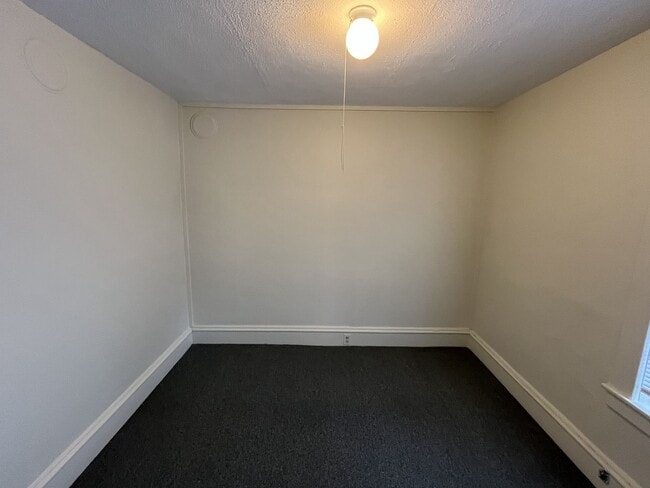 Building Photo - 31 Leclair St