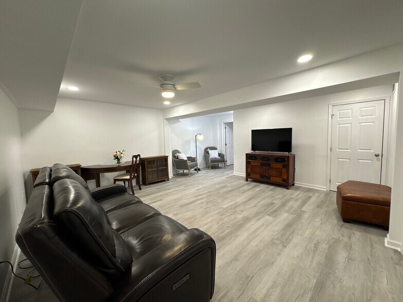 Entertainment room and relaxation zone - 1042 Laurel Grove Rd