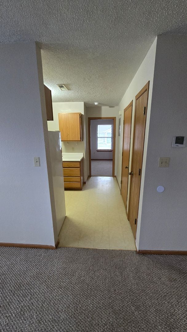 Building Photo - Ground Level 1 Bedroom Apartment w/ Washer/Dryer Connections