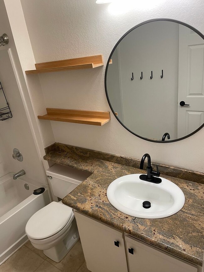Building Photo - Two Bedroom 1.5 Bath Townhome unit in Standford Park HOA