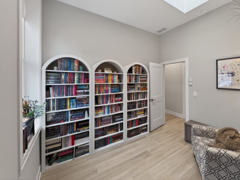 Building Photo - 1535 N Maplewood Ave