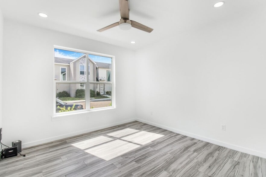 Building Photo - 706 W Seminole Ave