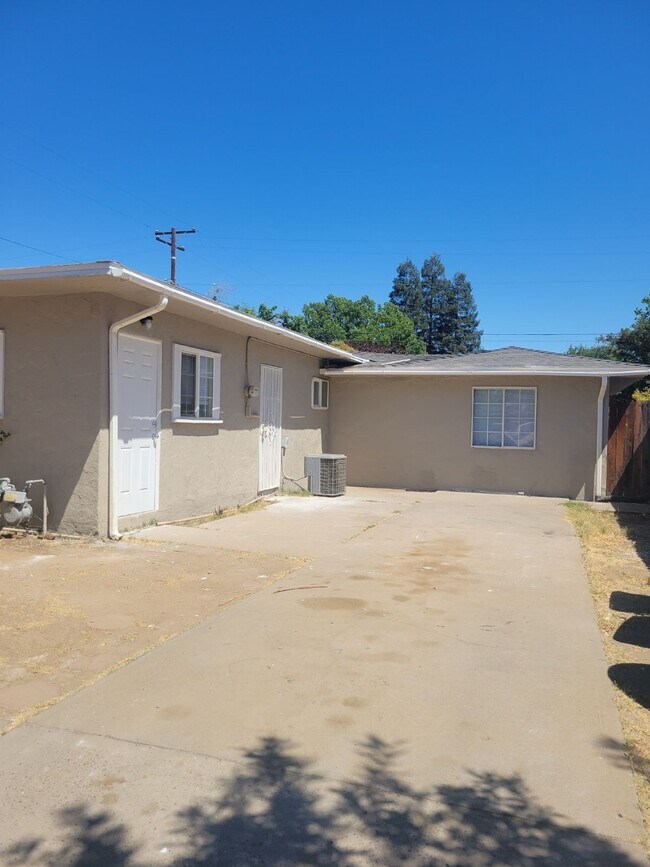 Building Photo - 3 Bedroom home conveniently located in the heart of Merced