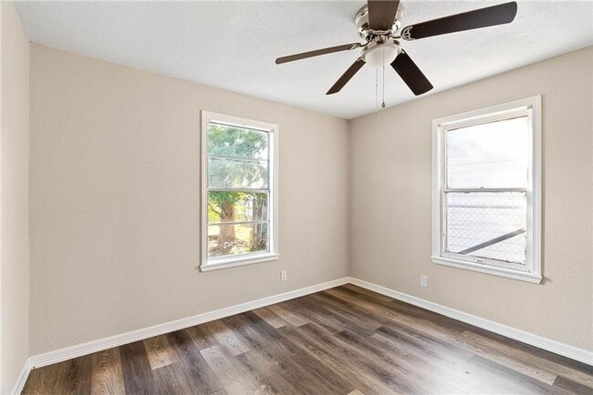 Building Photo - TWO BEDROOM ONE BATH UP FRONT WITH BACK APARTMENT