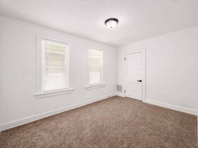 Building Photo - 1359 N 6th St